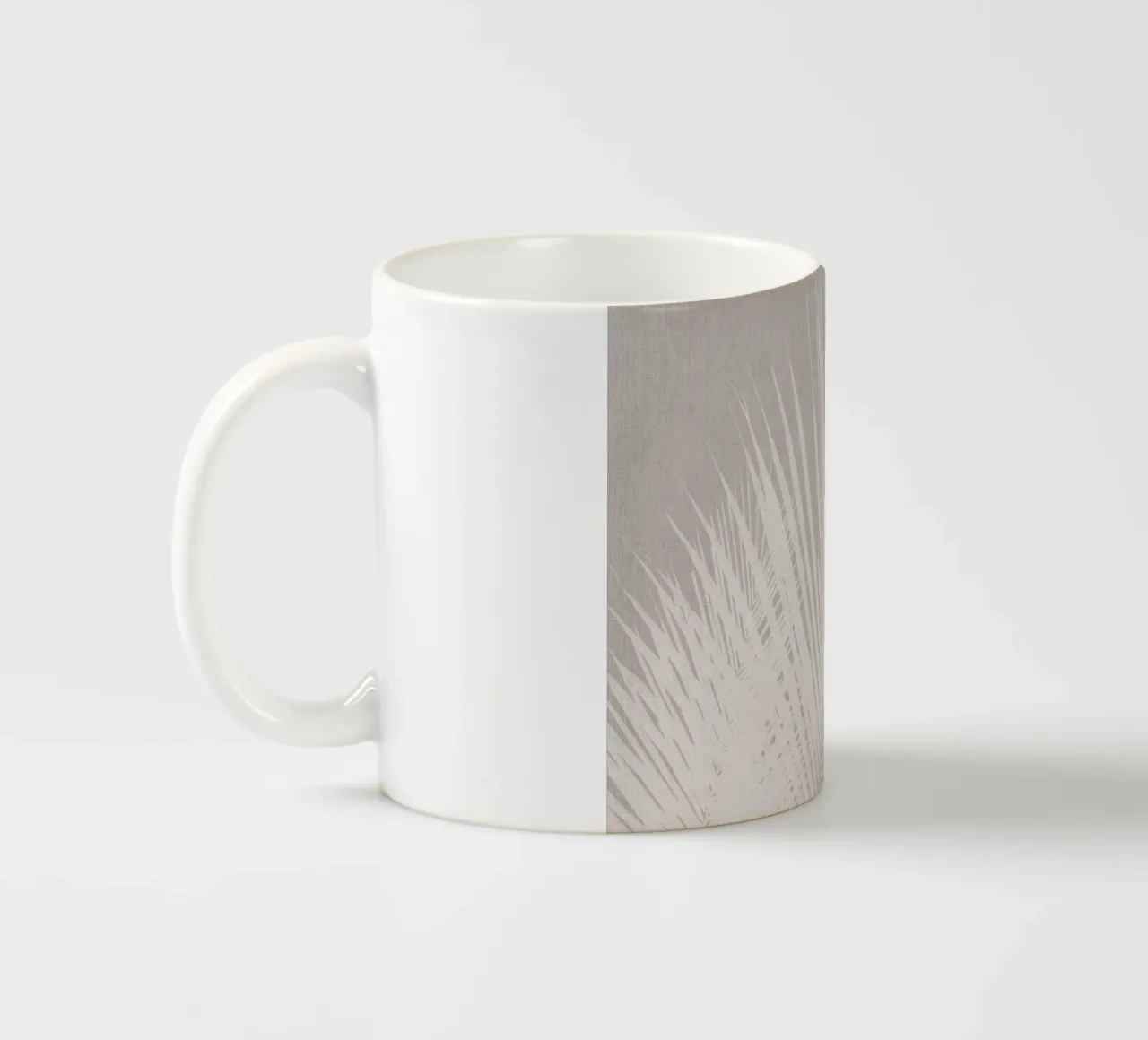 Foglia di palma neutra su lino beige tazza in ceramica da Bloomery Decor