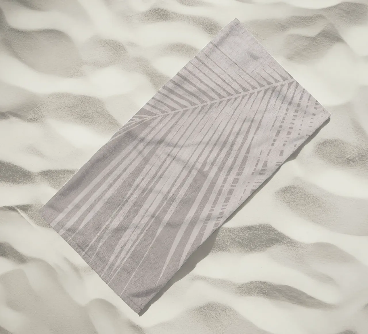 Foglia di palma neutra su lino beige telo mare da Bloomery Decor