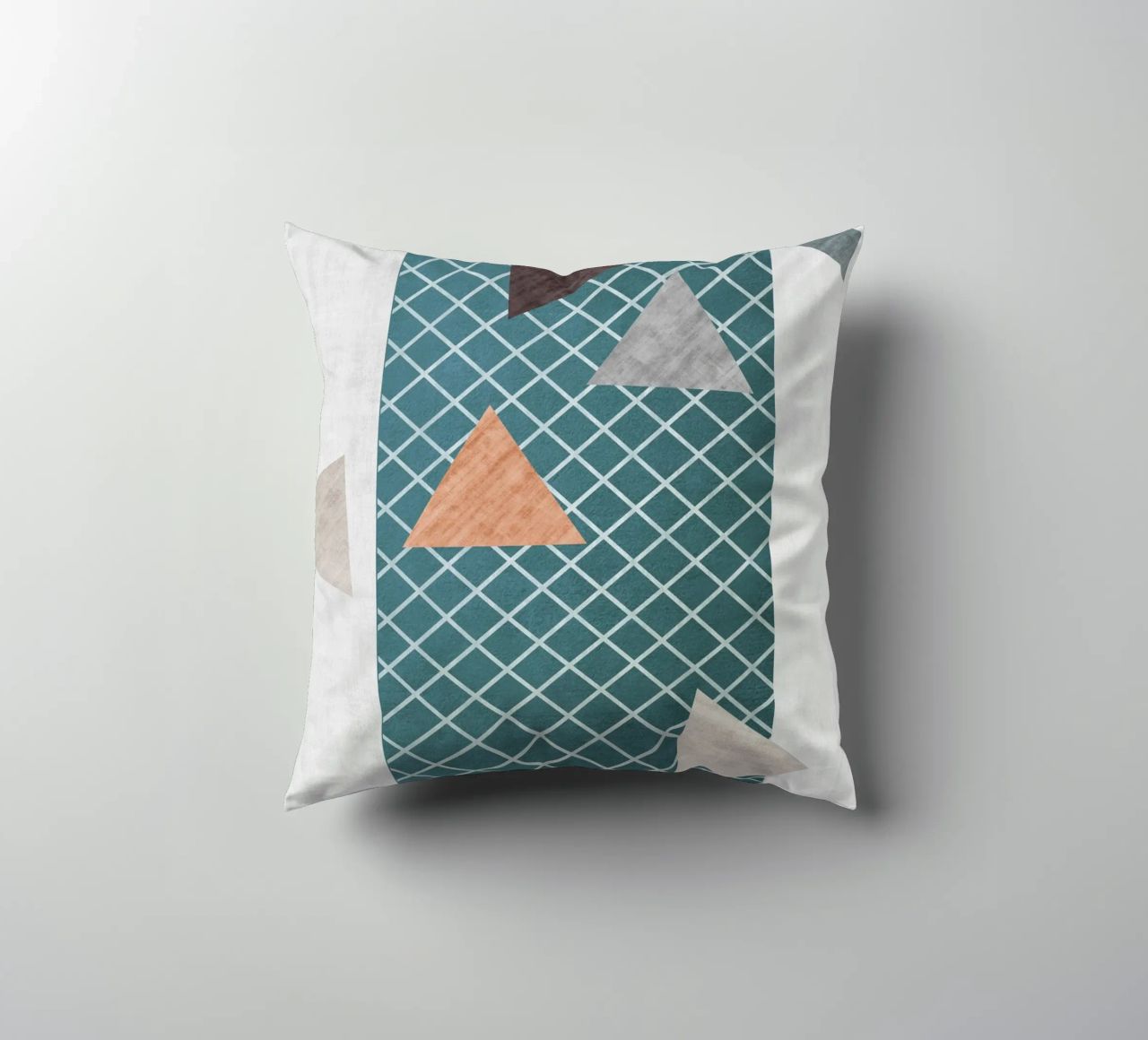 Triangles in various shades cuscino da LisaArtes