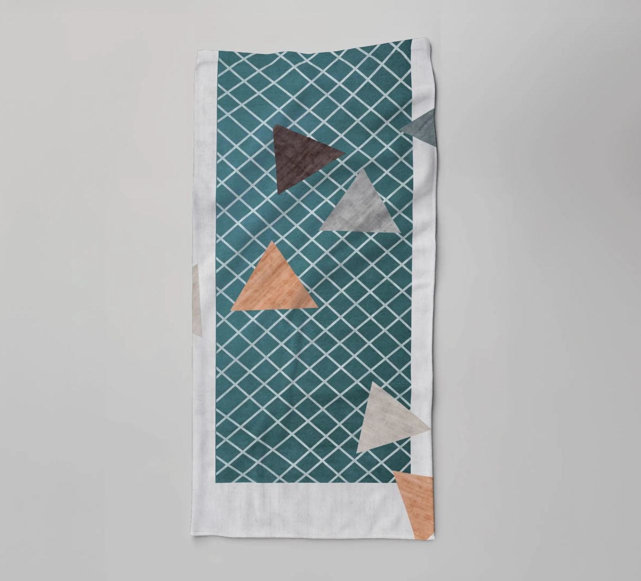 Triangles in various shades asciugamano da bagno da LisaArtes