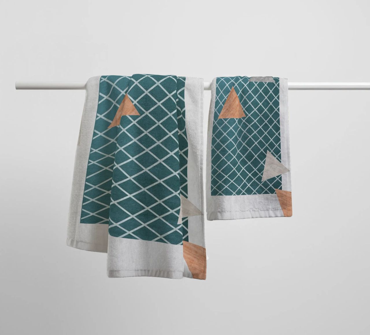 Triangles in various shades asciugamano da bagno da LisaArtes