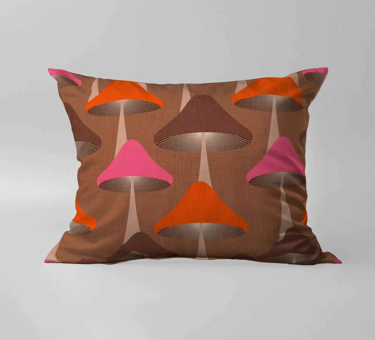 Surreale Mid Mod Fungi Design - Mousse Mocha cuscino da Dominique Vari