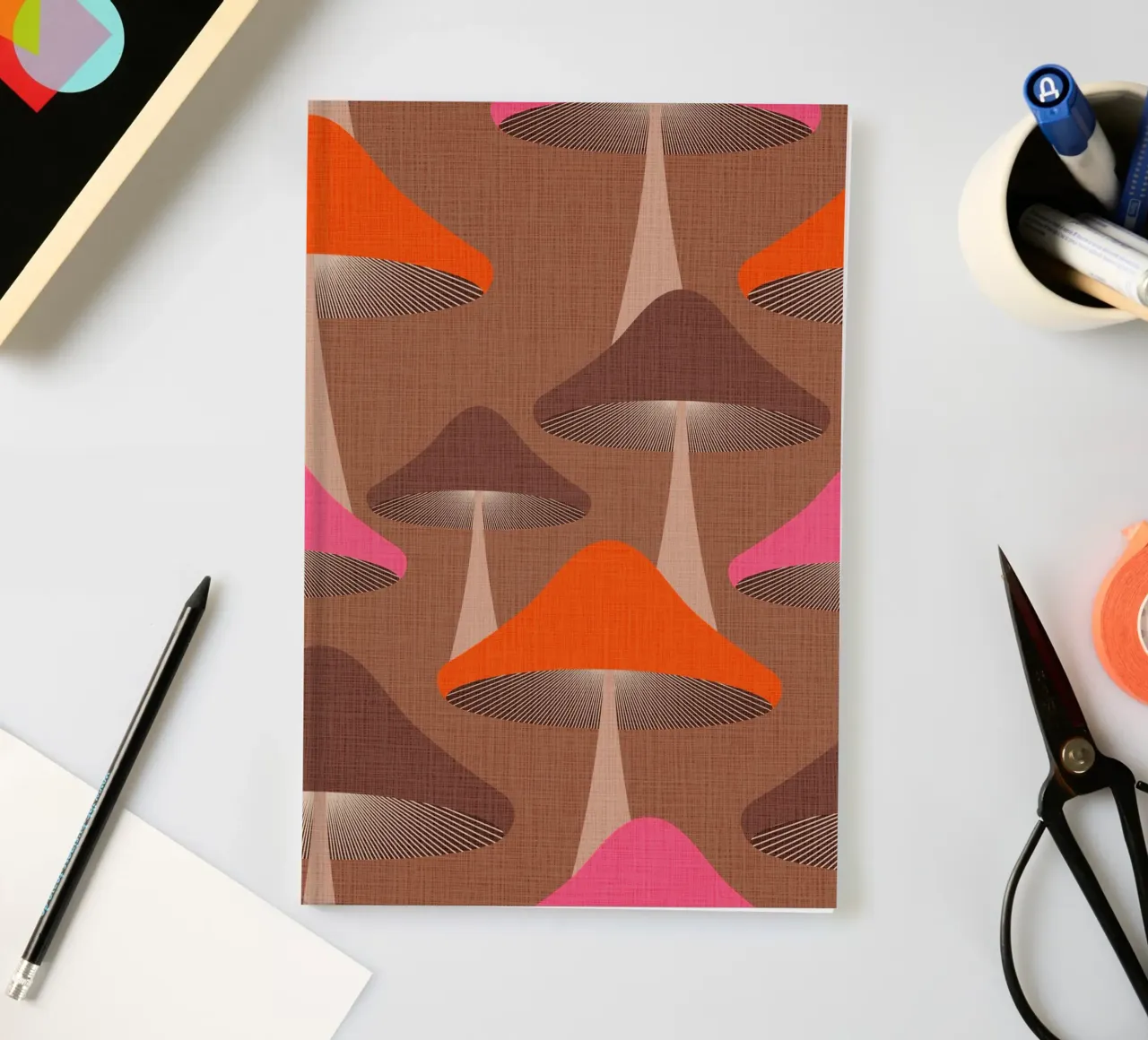 Surreal Mid Mod Fungi Design - Mousse moka carnet de notes de Dominique Vari