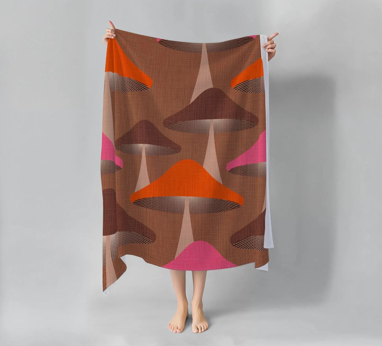 Surreale Mid Mod Fungi Design - Mousse Mocha telo mare da Dominique Vari