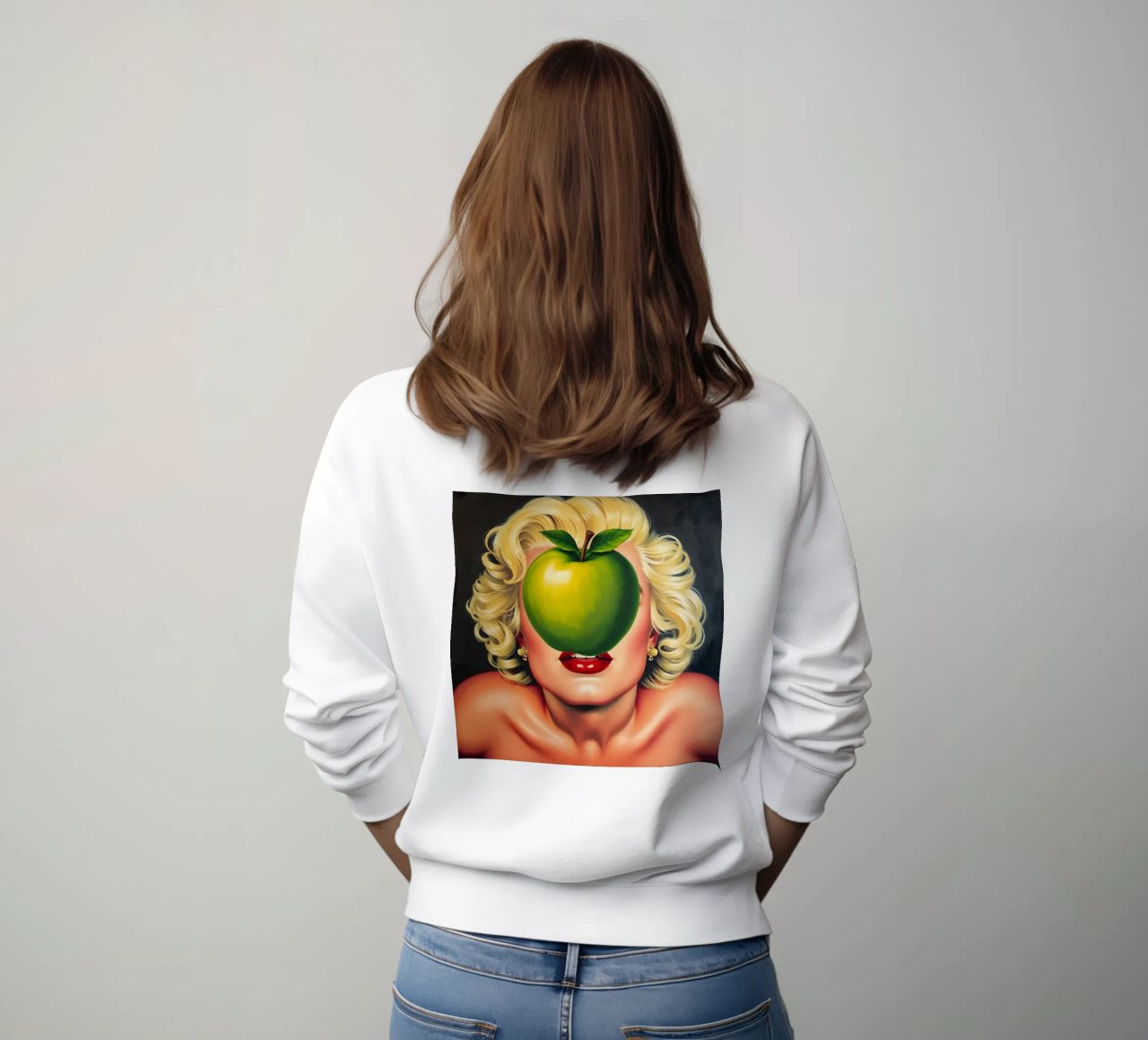 Das Geheimnis des Apfels: Eine Hommage an René Magritte Sweatshirt von Studio Mooodz