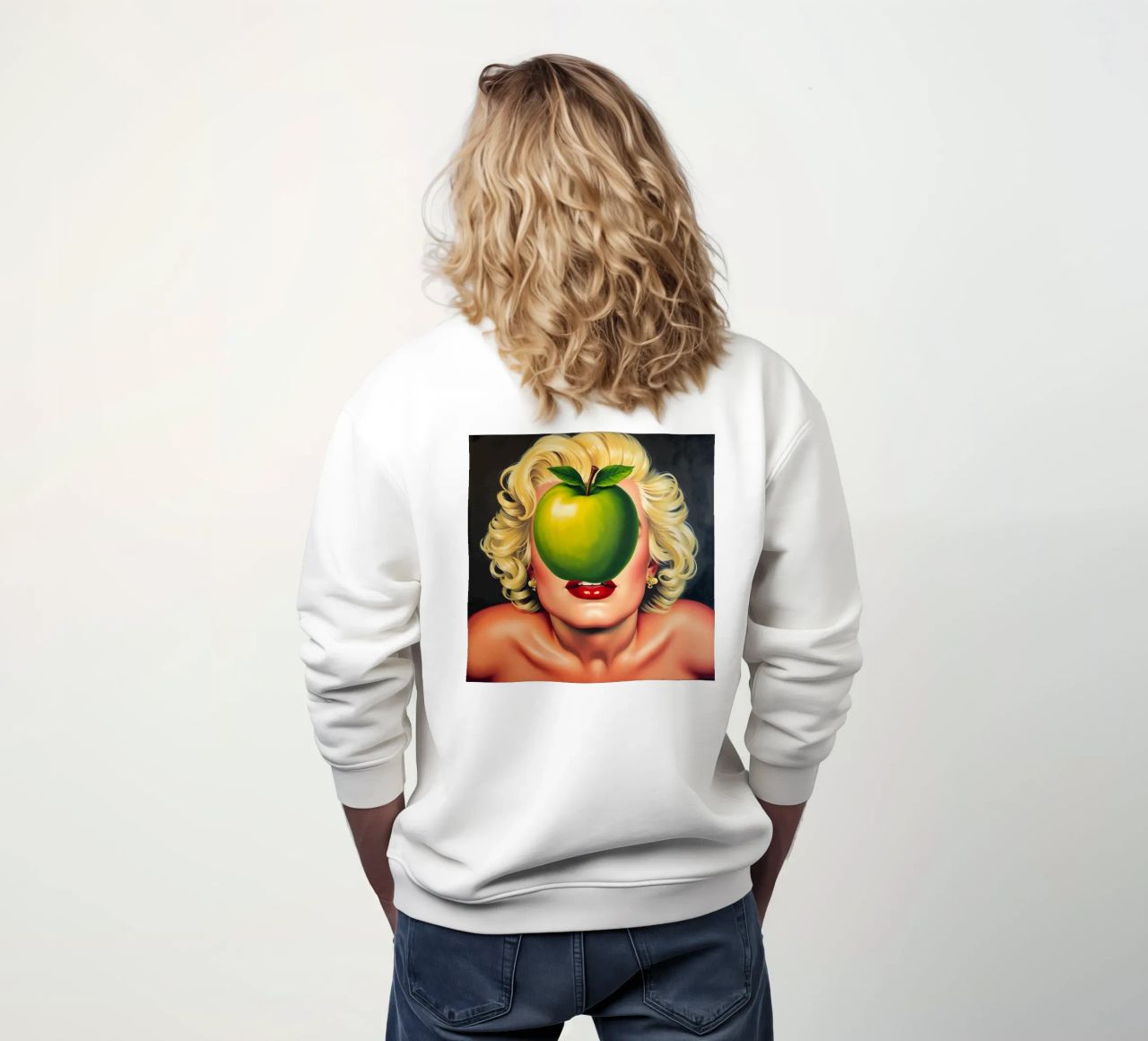 Das Geheimnis des Apfels: Eine Hommage an René Magritte Sweatshirt von Studio Mooodz