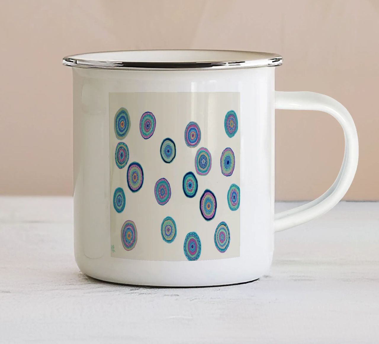 Orbite danzanti - Crema tazza in smalto da Helen Joynson