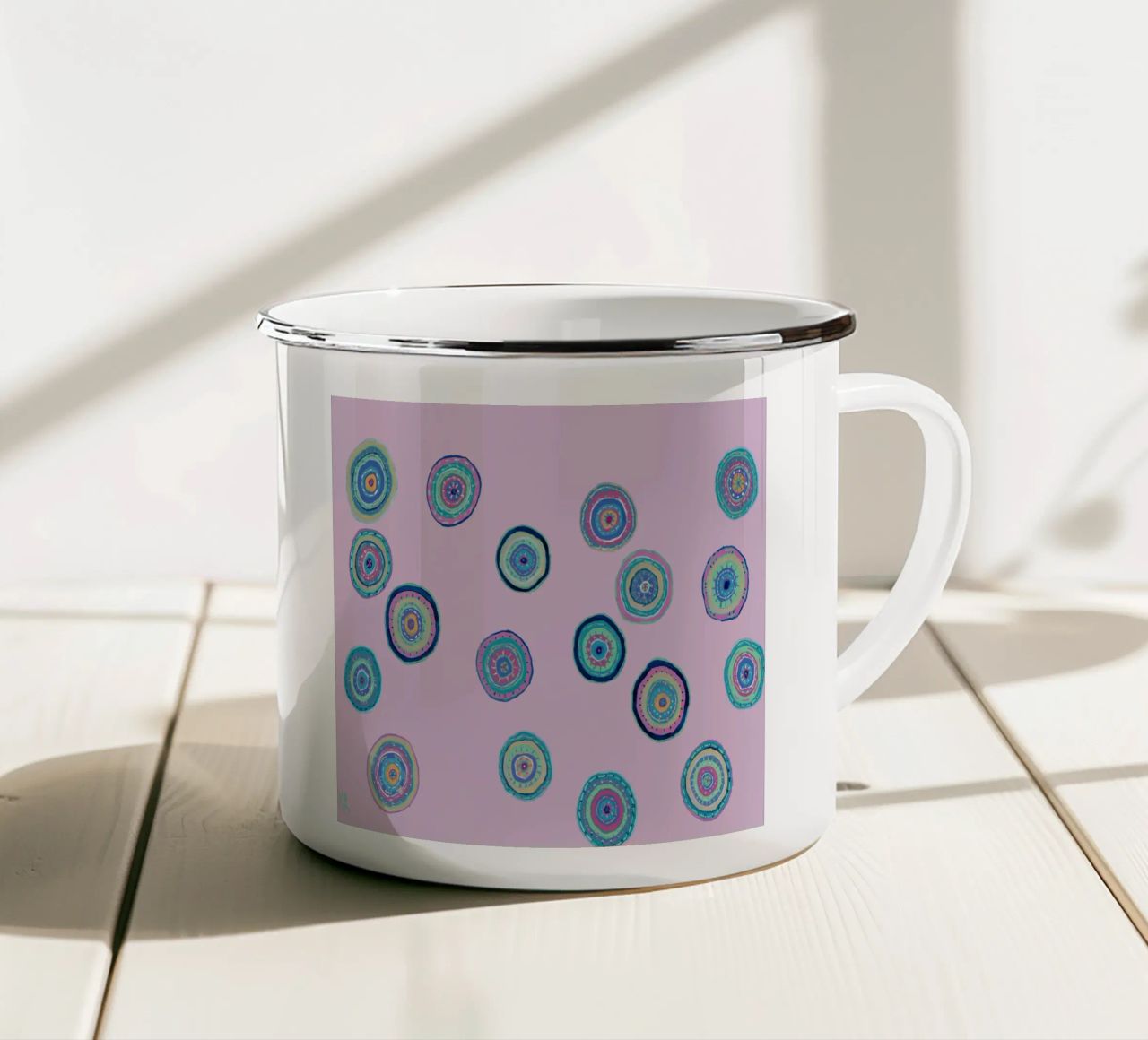 Orbite danzanti - Rosa tazza in smalto da Helen Joynson