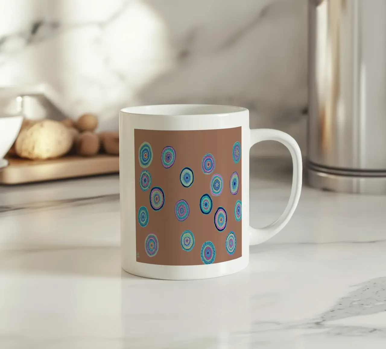 Dansende Orbs-Mocha Mousse keramische mok van Helen Joynson