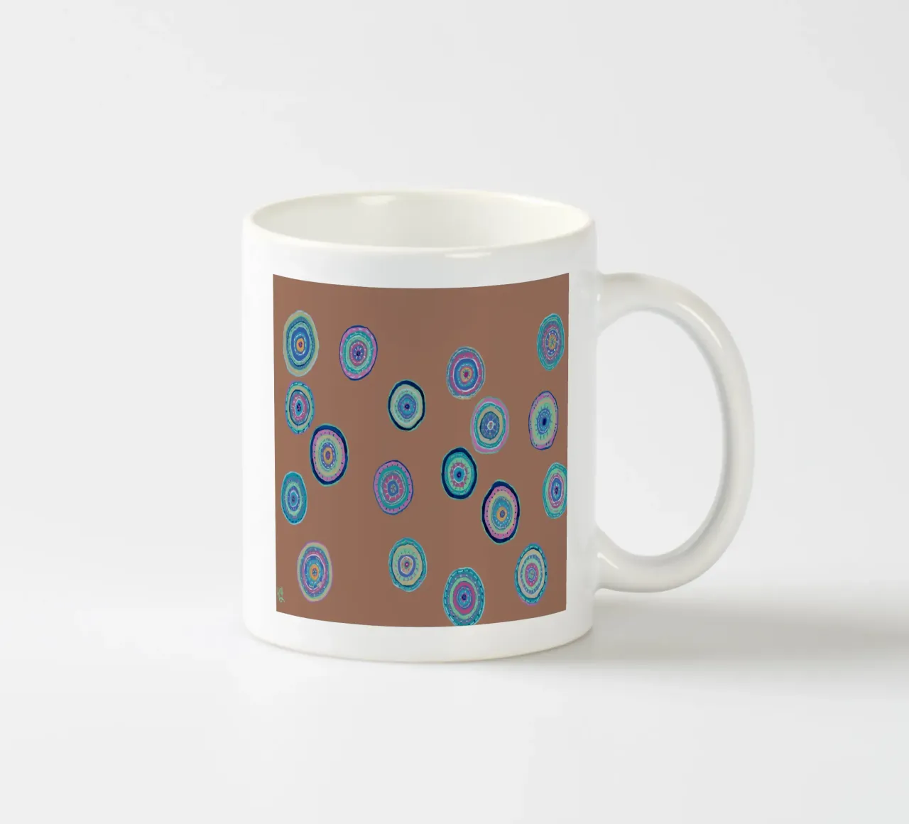 Dansende Orbs-Mocha Mousse keramische mok van Helen Joynson