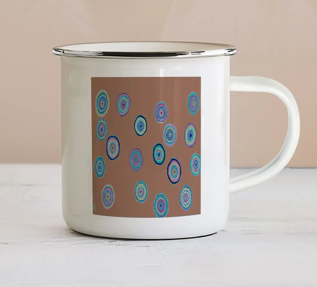 Dansende Orbs-Mocha Mousse emaille mok van Helen Joynson