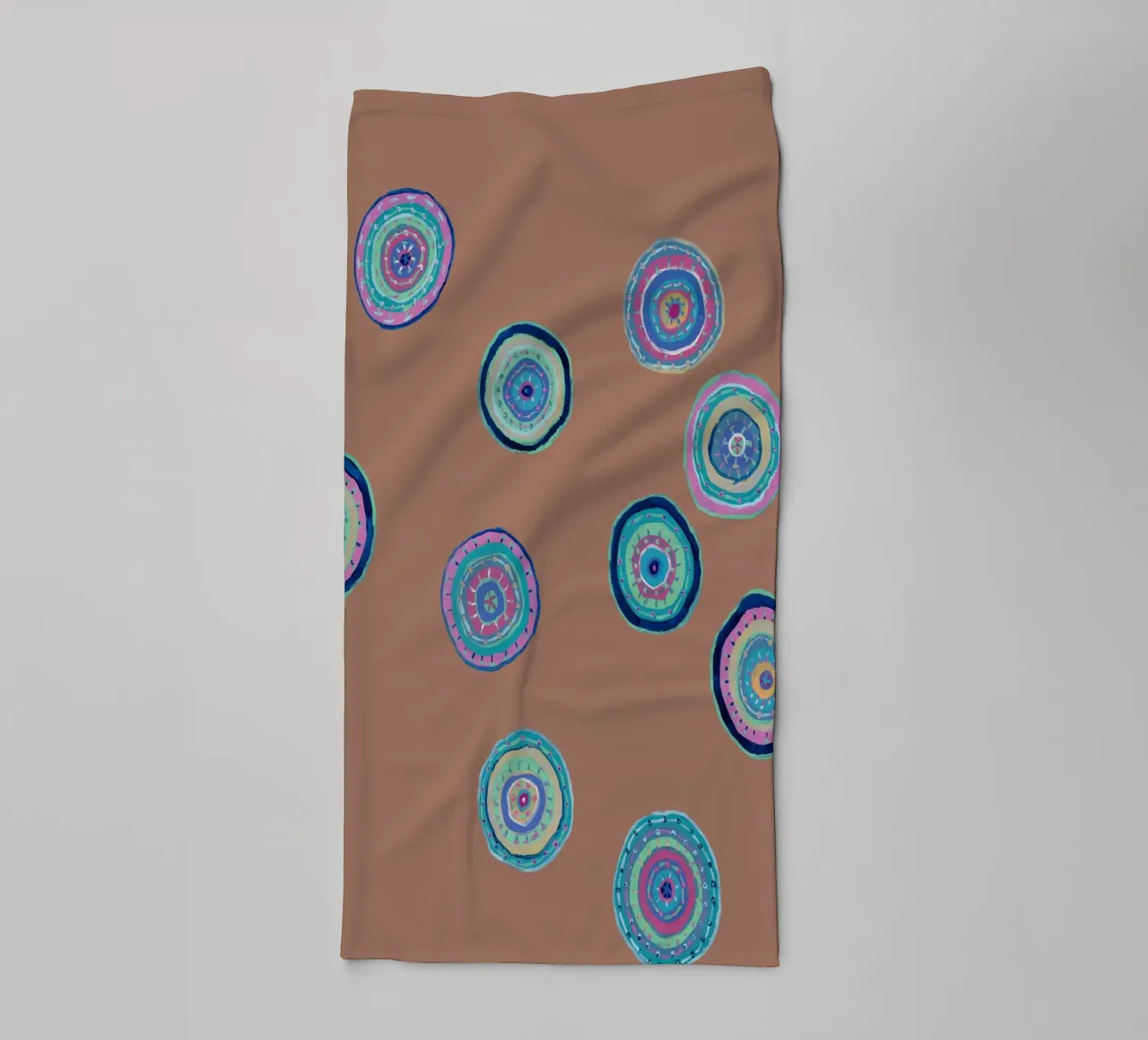 Dansende Orbs-Mocha Mousse badhanddoek van Helen Joynson