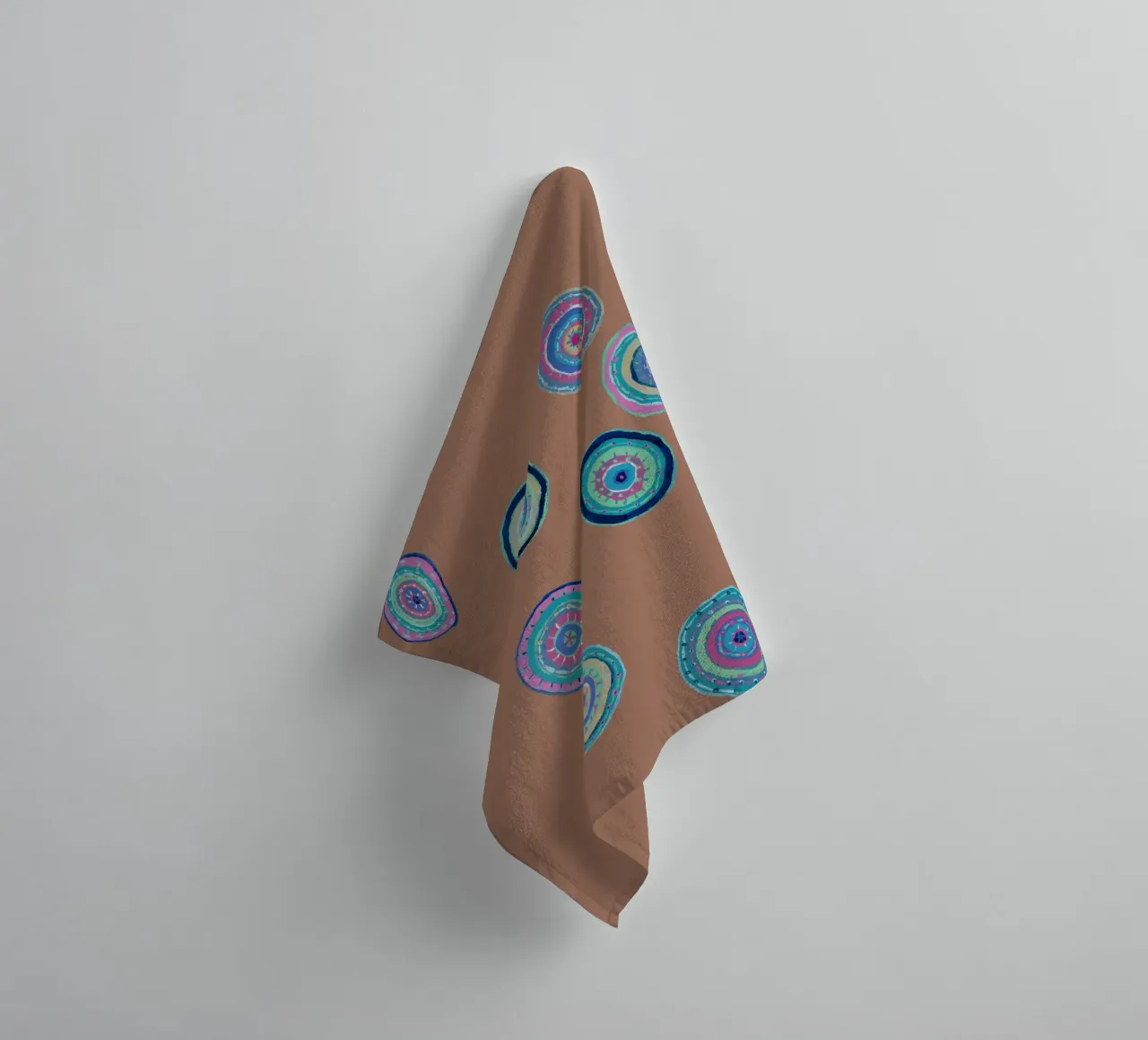 Dansende Orbs-Mocha Mousse badhanddoek van Helen Joynson
