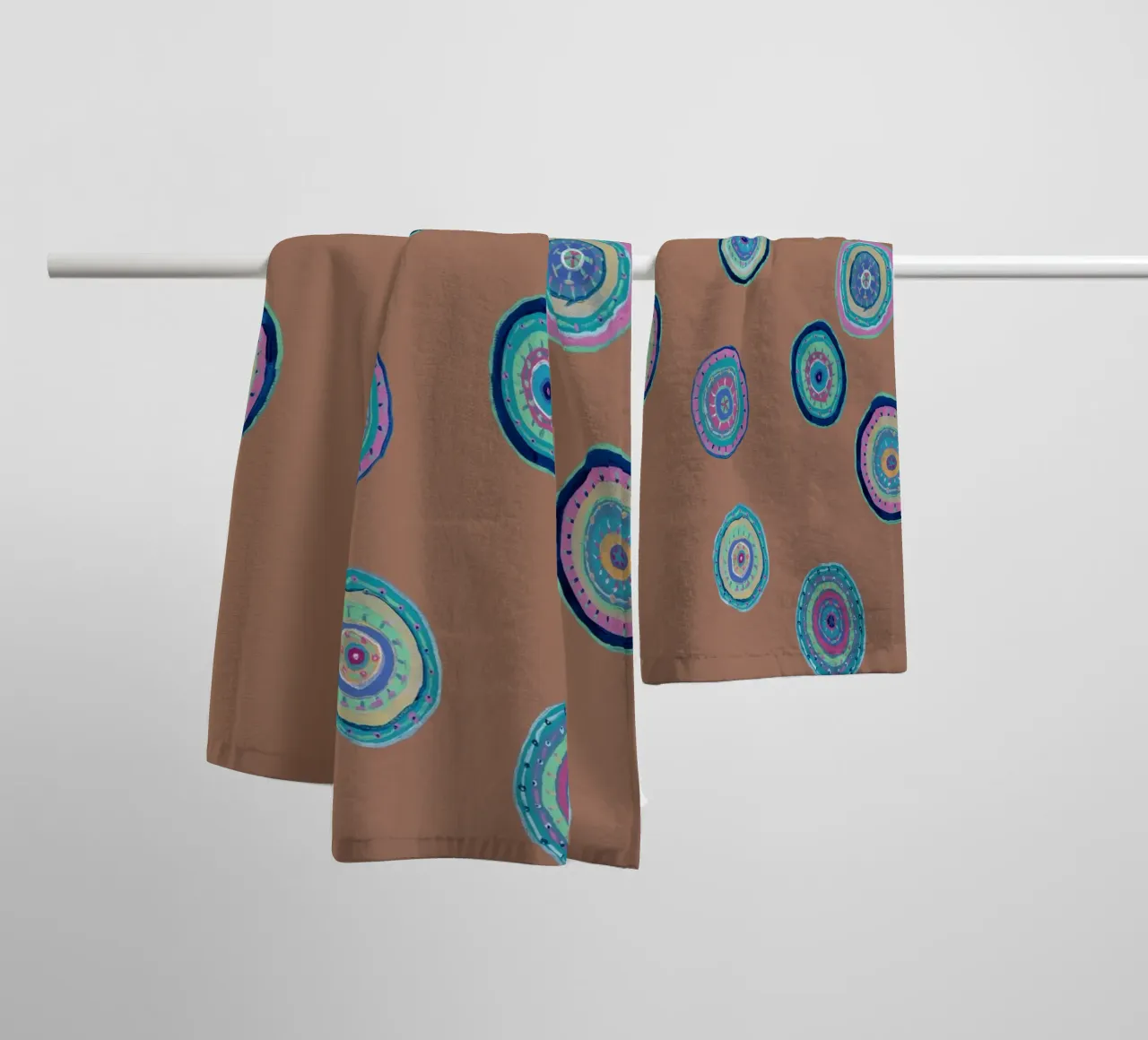 Dansende Orbs-Mocha Mousse badhanddoek van Helen Joynson