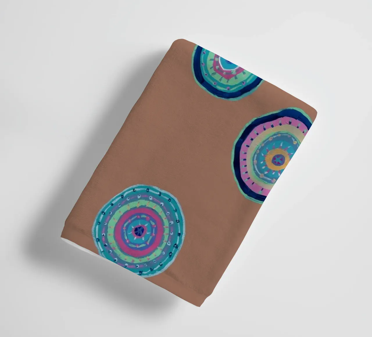 Dansende Orbs-Mocha Mousse badhanddoek van Helen Joynson