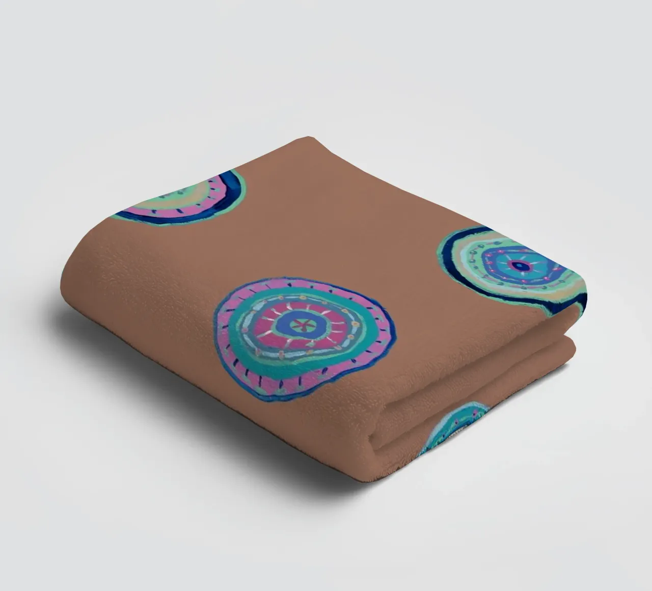 Dansende Orbs-Mocha Mousse badhanddoek van Helen Joynson