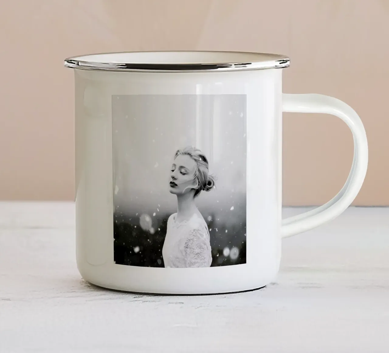 Snowing tazza in smalto da Jovana Rikalo