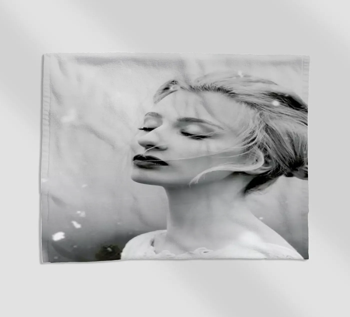 Snowing Strandtuch von Jovana Rikalo