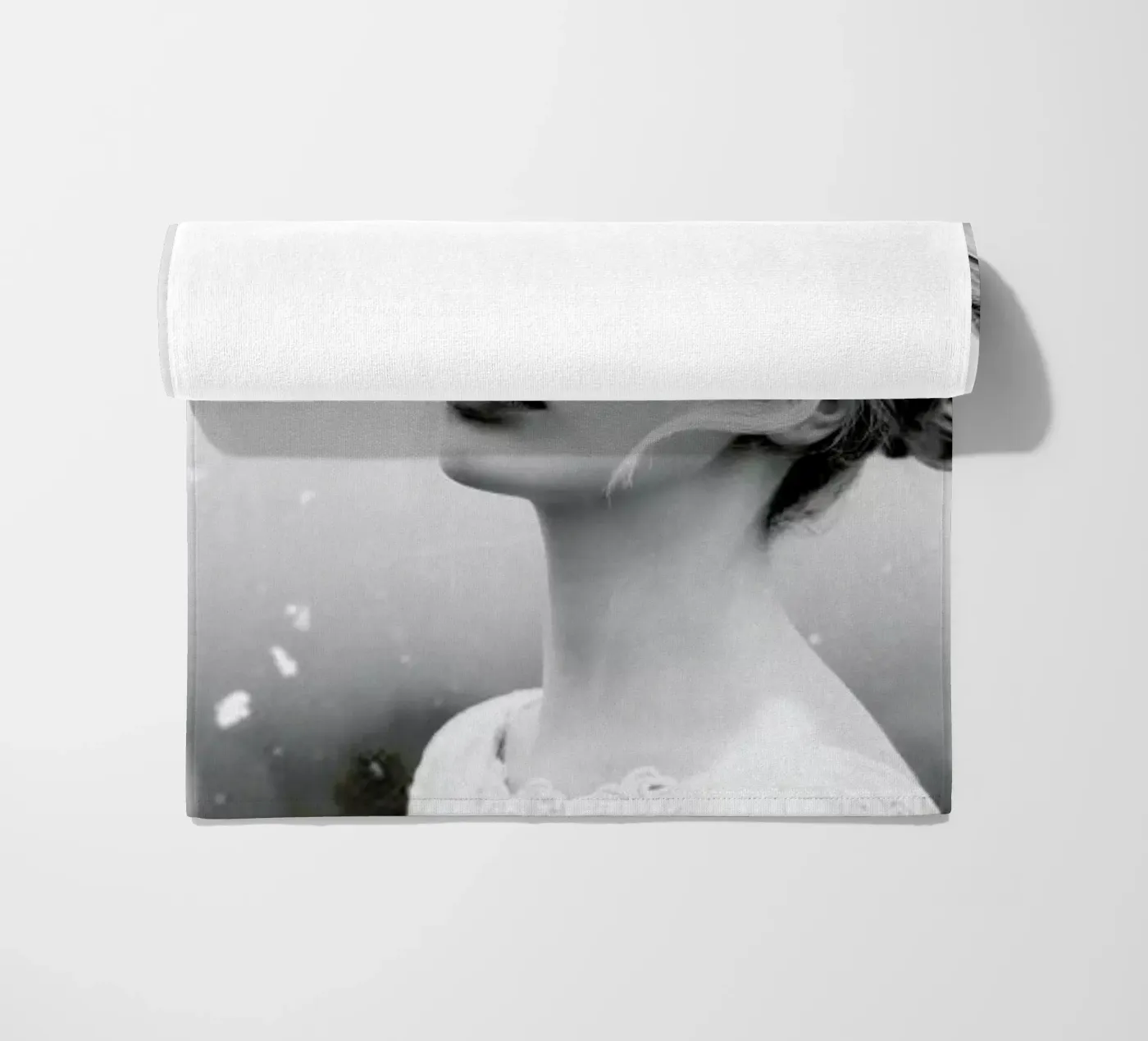 Snowing Strandtuch von Jovana Rikalo