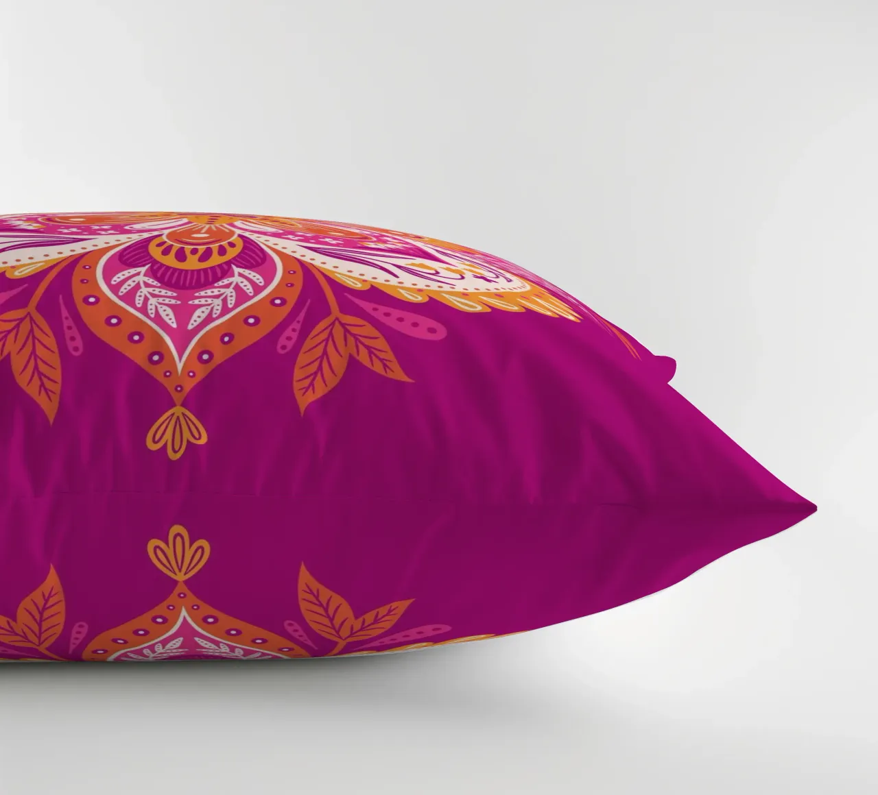 pink Mandala cuscino da nicigabrieldesigns