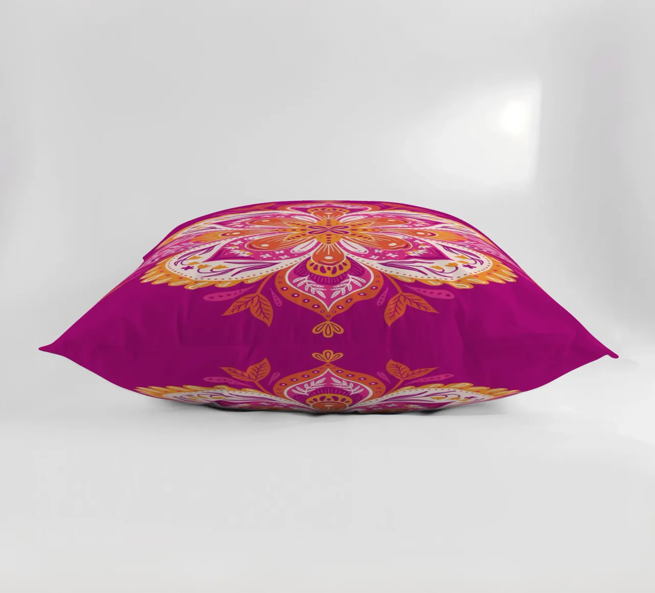 pink Mandala cuscino da nicigabrieldesigns