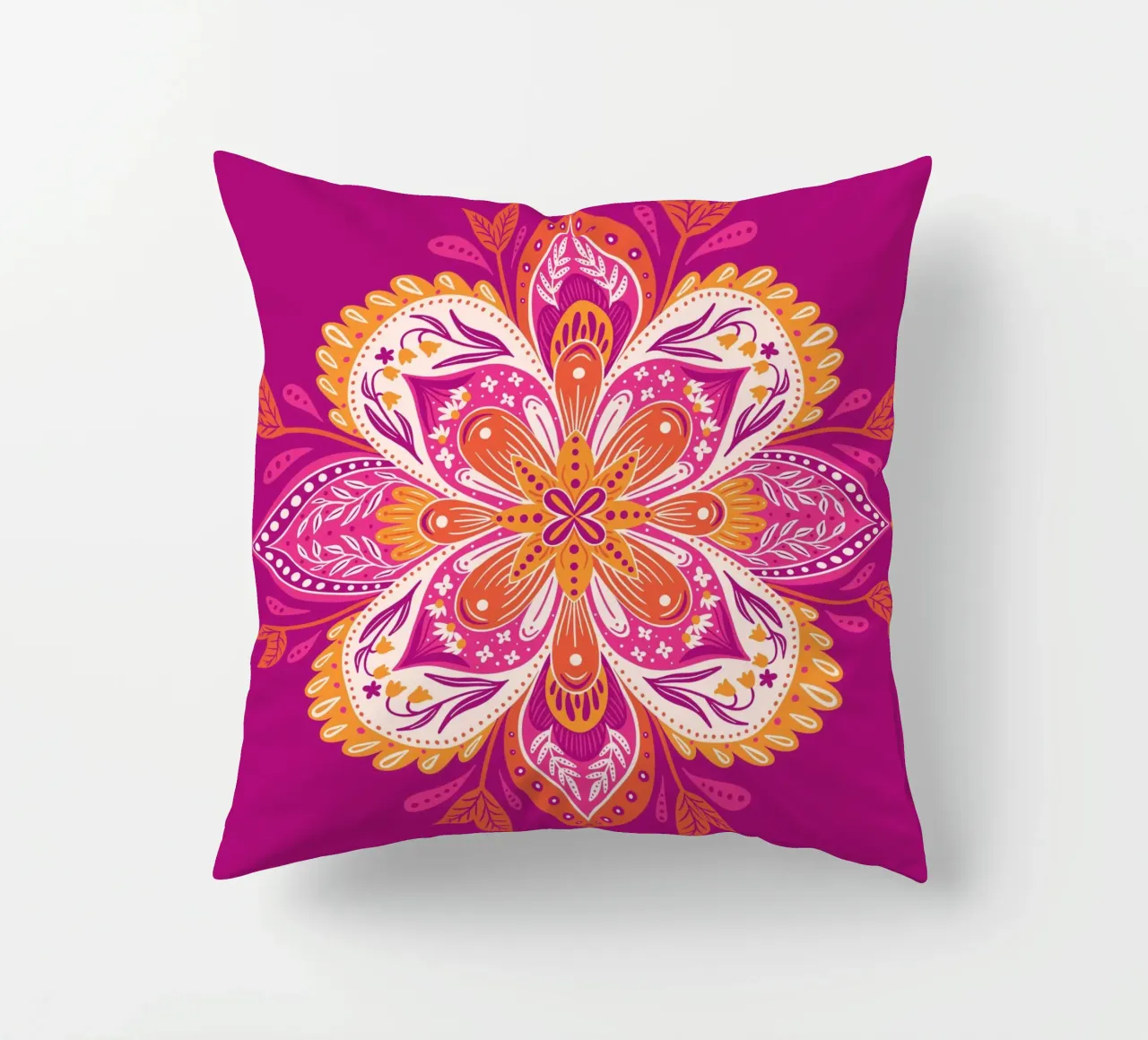 pink Mandala cuscino da nicigabrieldesigns