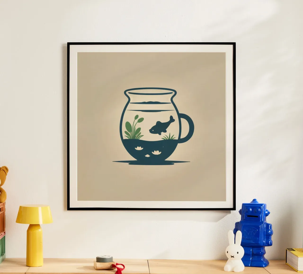 una vasca per pesci con piante acquatiche e un pesce che nuota poster con telaio in alluminio da DesignDoodle