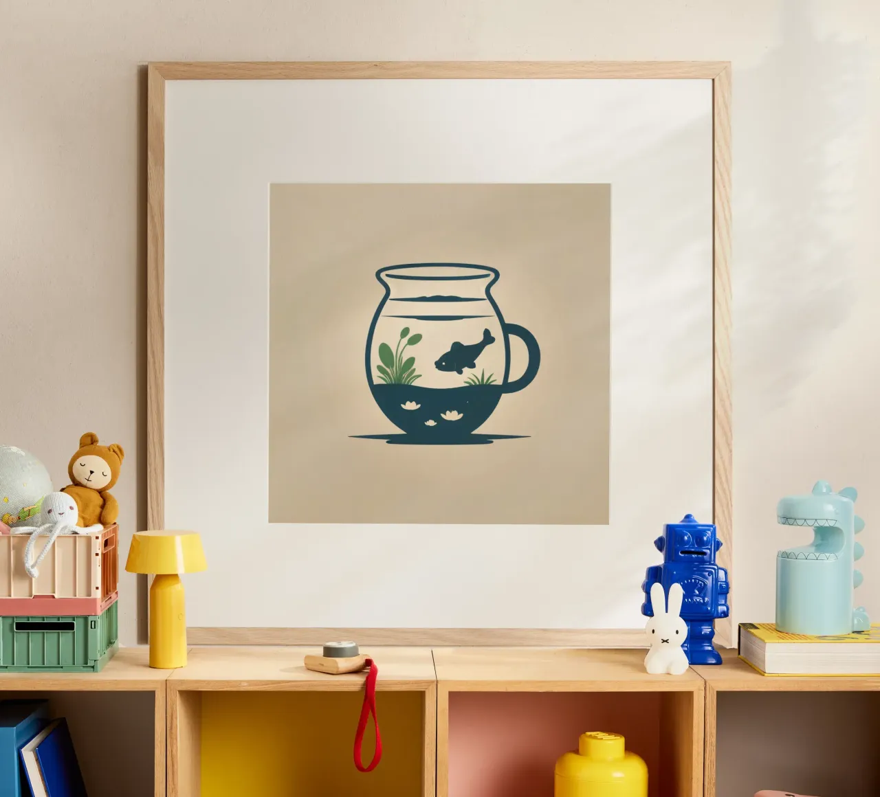 una vasca per pesci con piante acquatiche e un pesce che nuota poster con telaio in alluminio da DesignDoodle