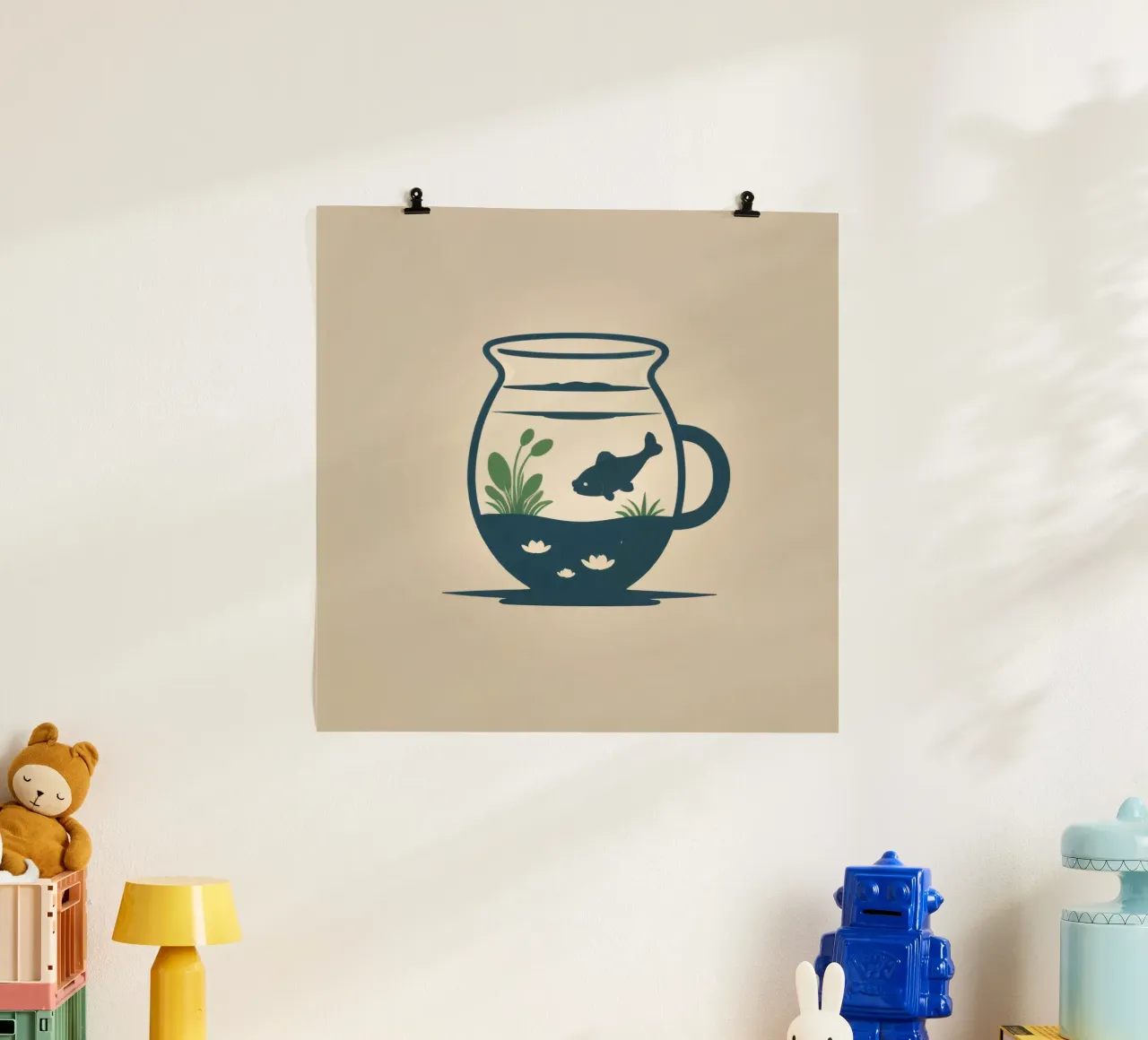 una vasca per pesci con piante acquatiche e un pesce che nuota poster con telaio in alluminio da DesignDoodle