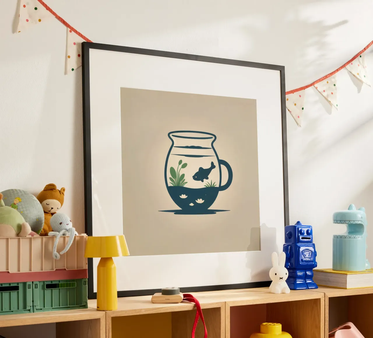 una vasca per pesci con piante acquatiche e un pesce che nuota poster con telaio in alluminio da DesignDoodle