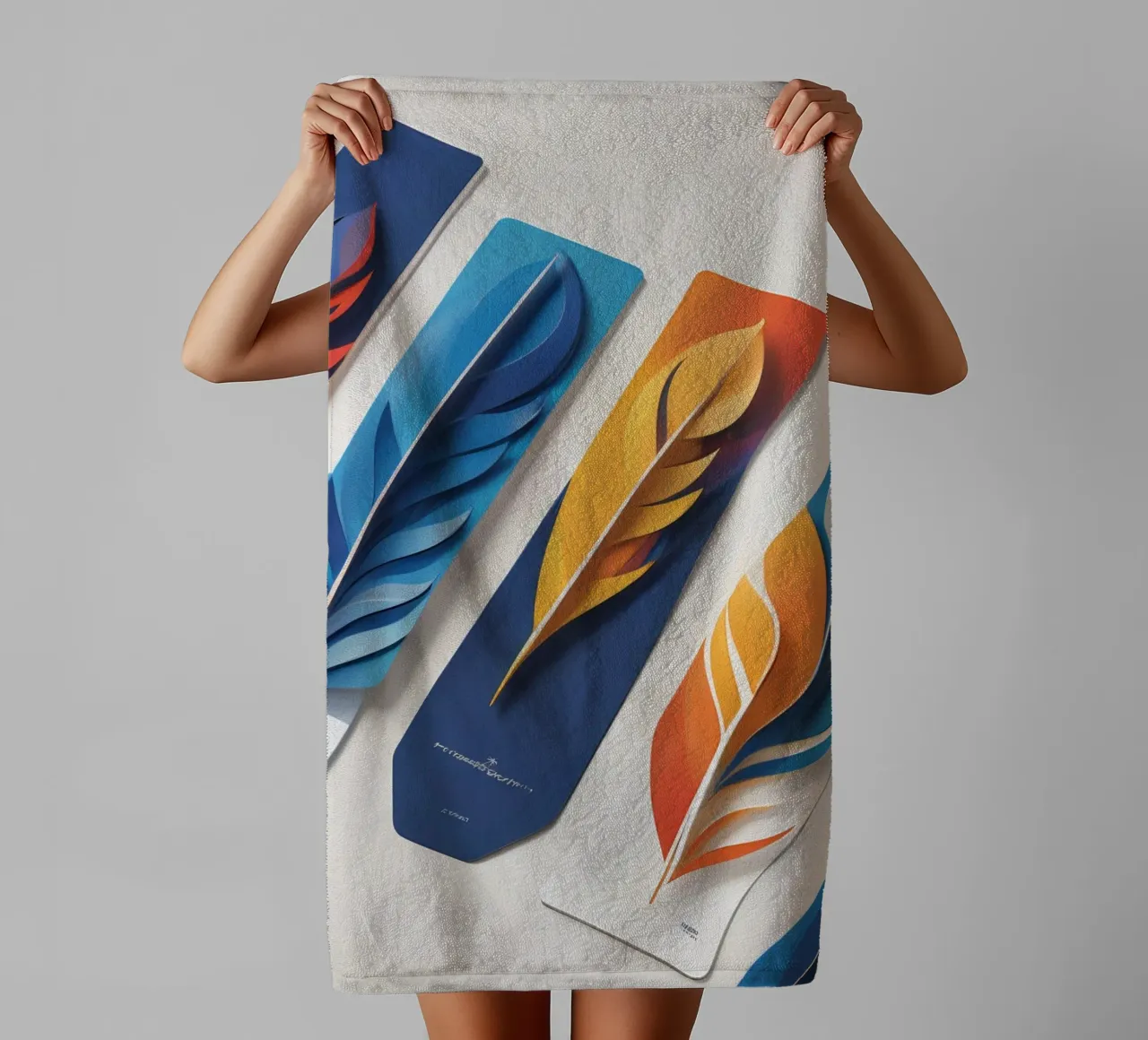 dessin en papier représentant des plumes colorées et superposées serviette de bain de DesignDoodle