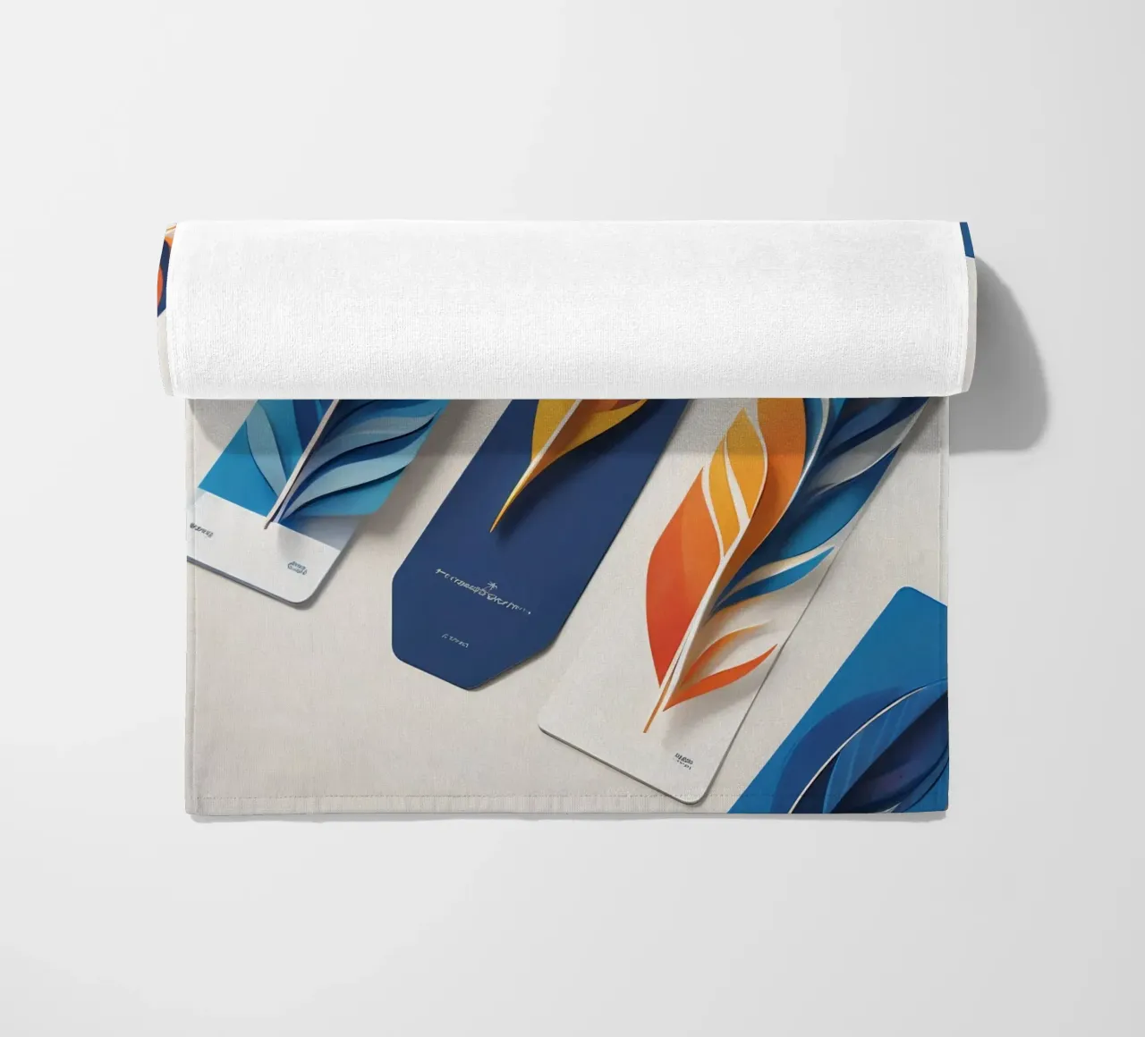 disegno artistico in carta con piume colorate a strati telo mare da DesignDoodle