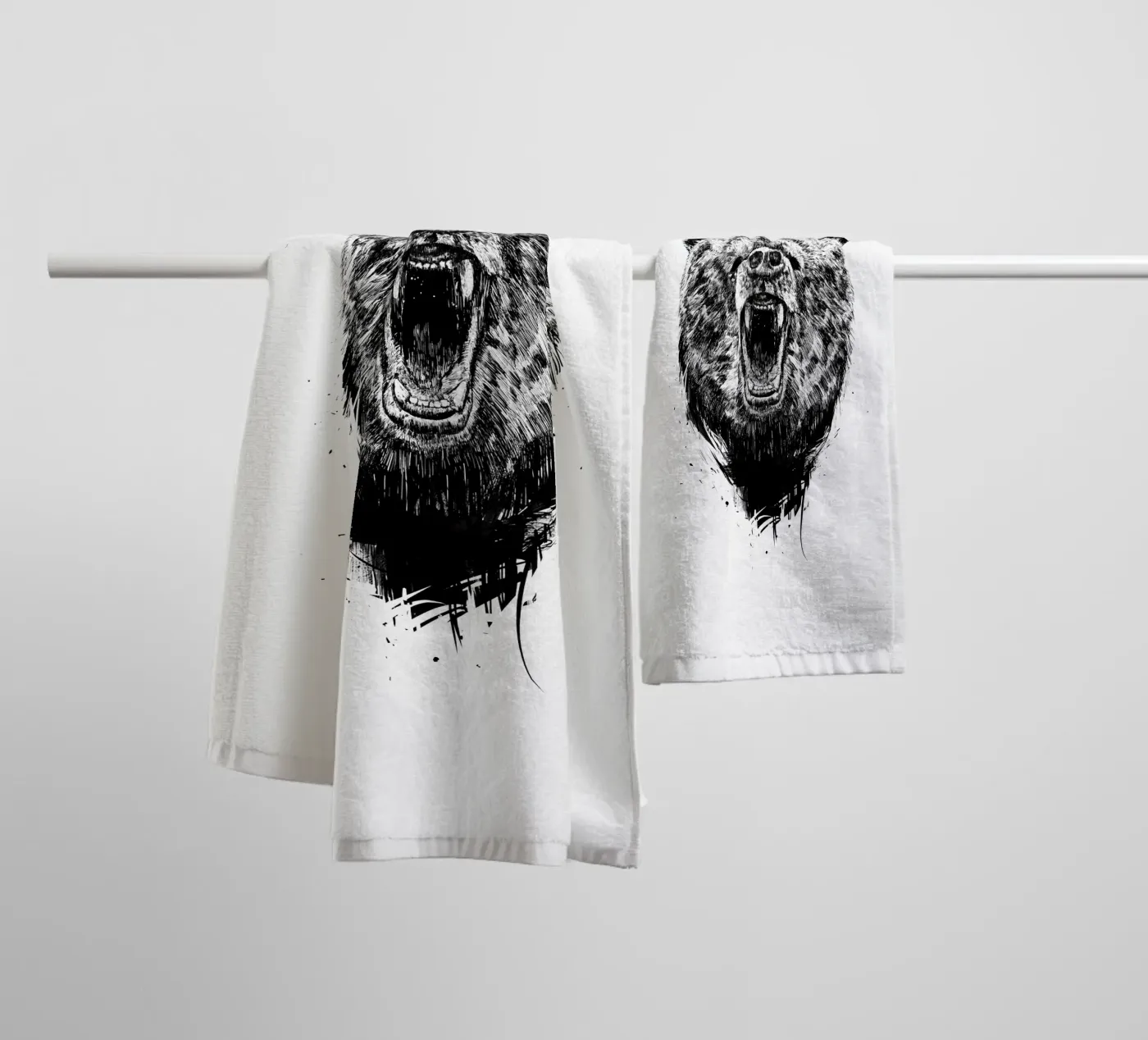 Angry Bear asciugamano da bagno da Balazs Solti