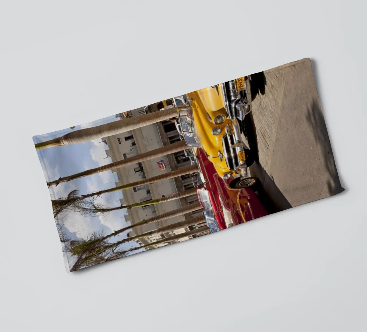 Oldtimer in Havanna towel by Reisefotografie - Bilder aus aller Welt