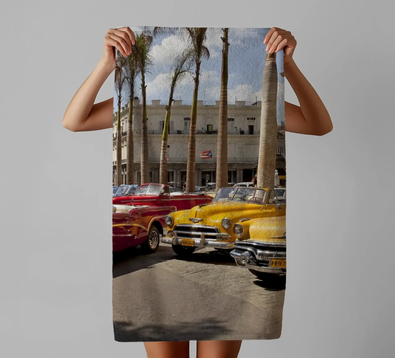 Oldtimer in Havanna towel by Reisefotografie - Bilder aus aller Welt