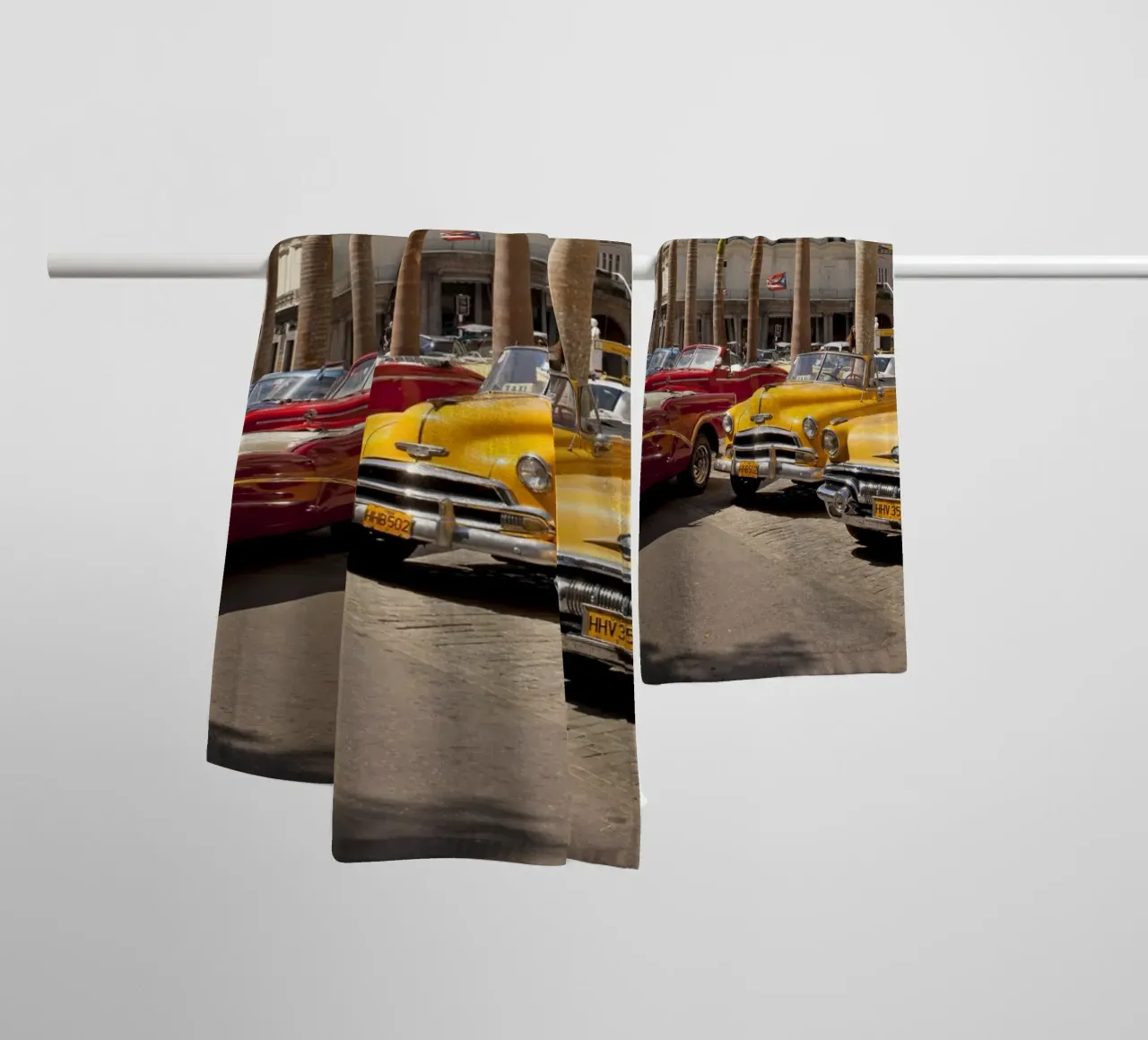 Oldtimer in Havanna towel by Reisefotografie - Bilder aus aller Welt
