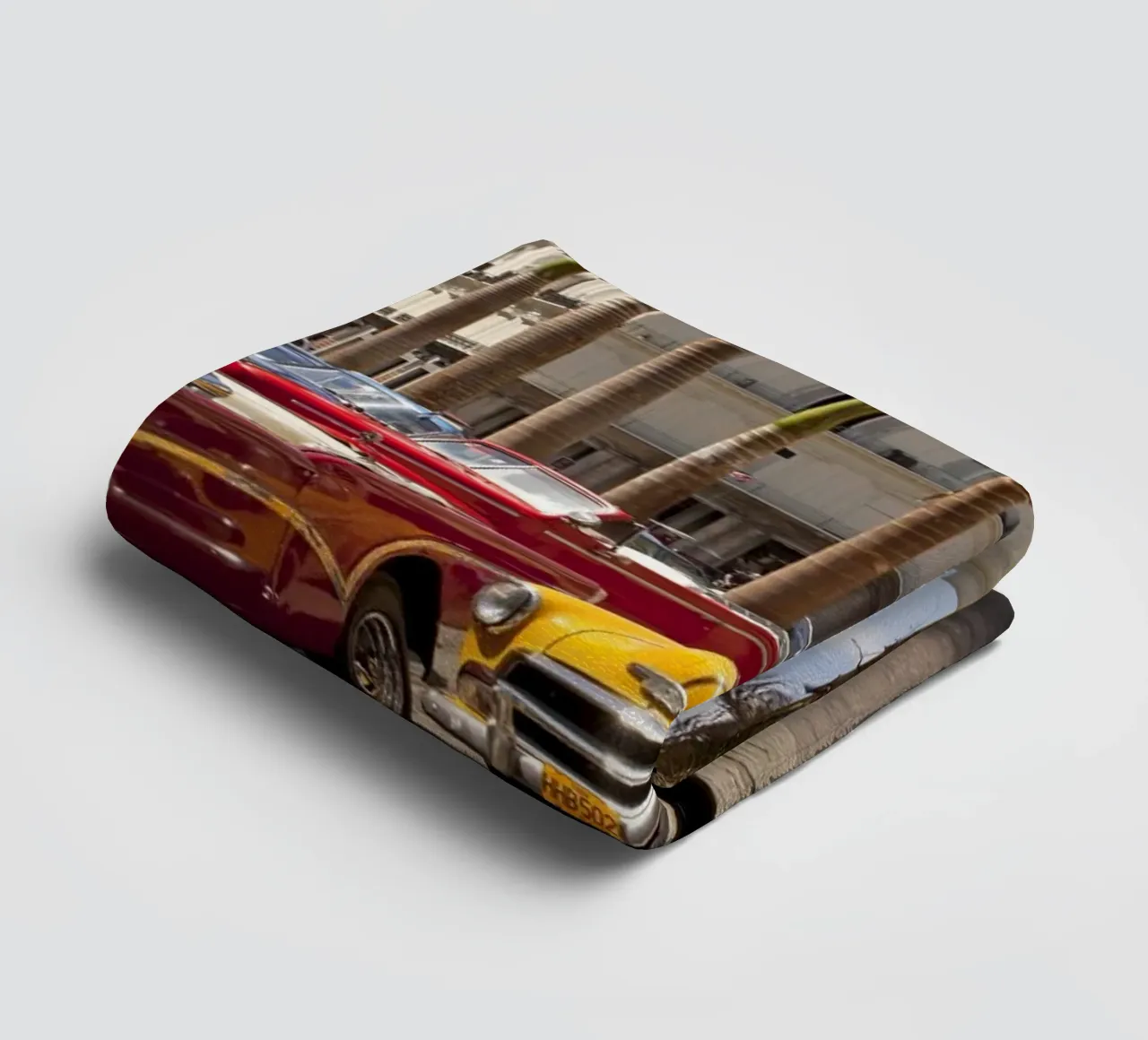 Oldtimer in Havanna towel by Reisefotografie - Bilder aus aller Welt