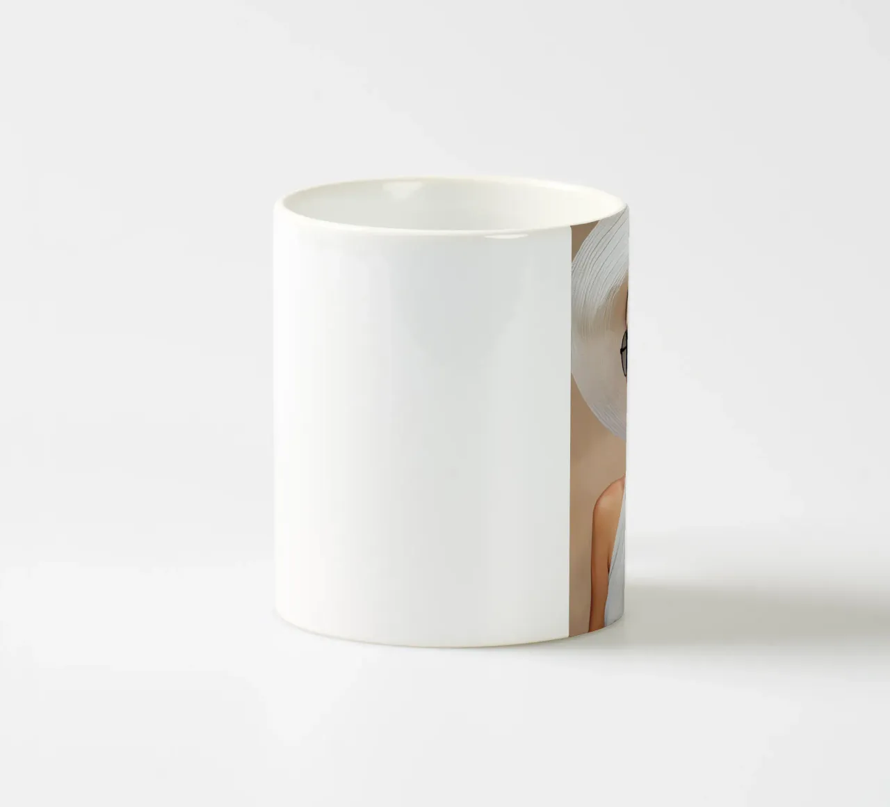 Donna con cappello bianco tazza in ceramica da Take Your Art BV