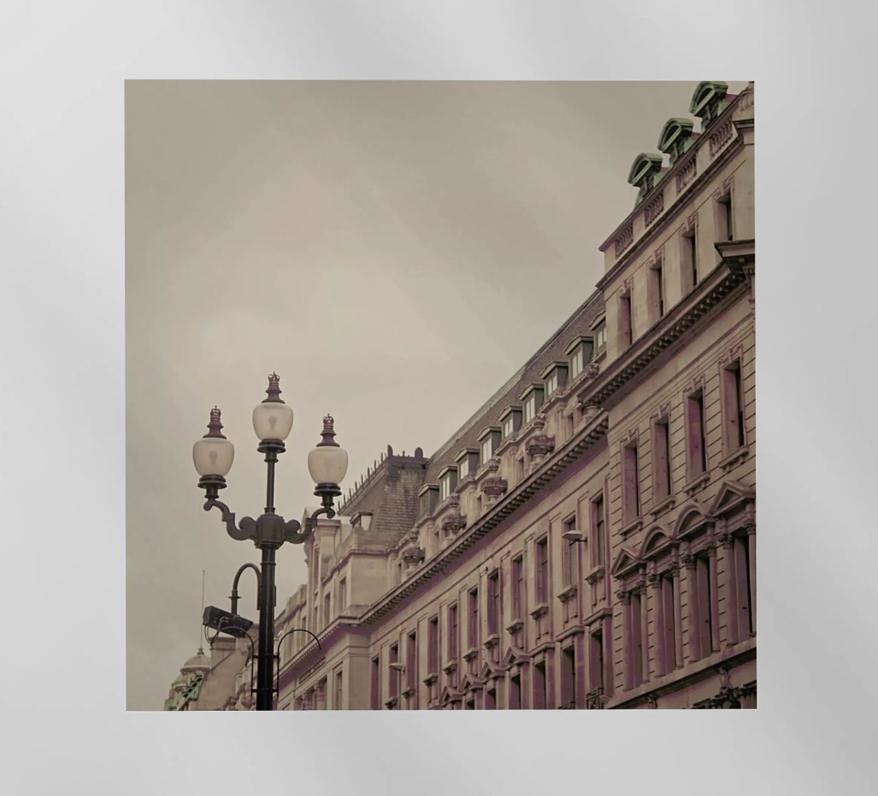 Regent St Square pellicola backlit da Keri Bevan