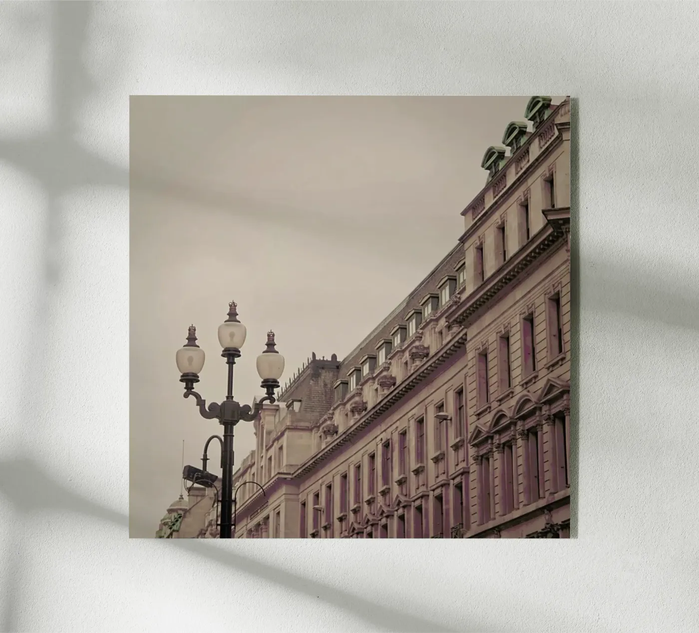 Regent St Square Acryl-Glas von Keri Bevan