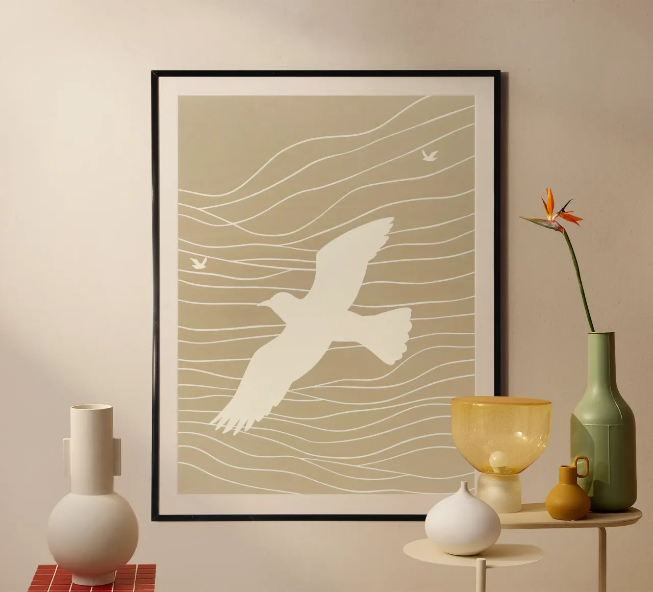 Vuelo Libre | Pájaros en Vuelo Minimalismo Beige Line Art poster con marco de plástico de Autofocus