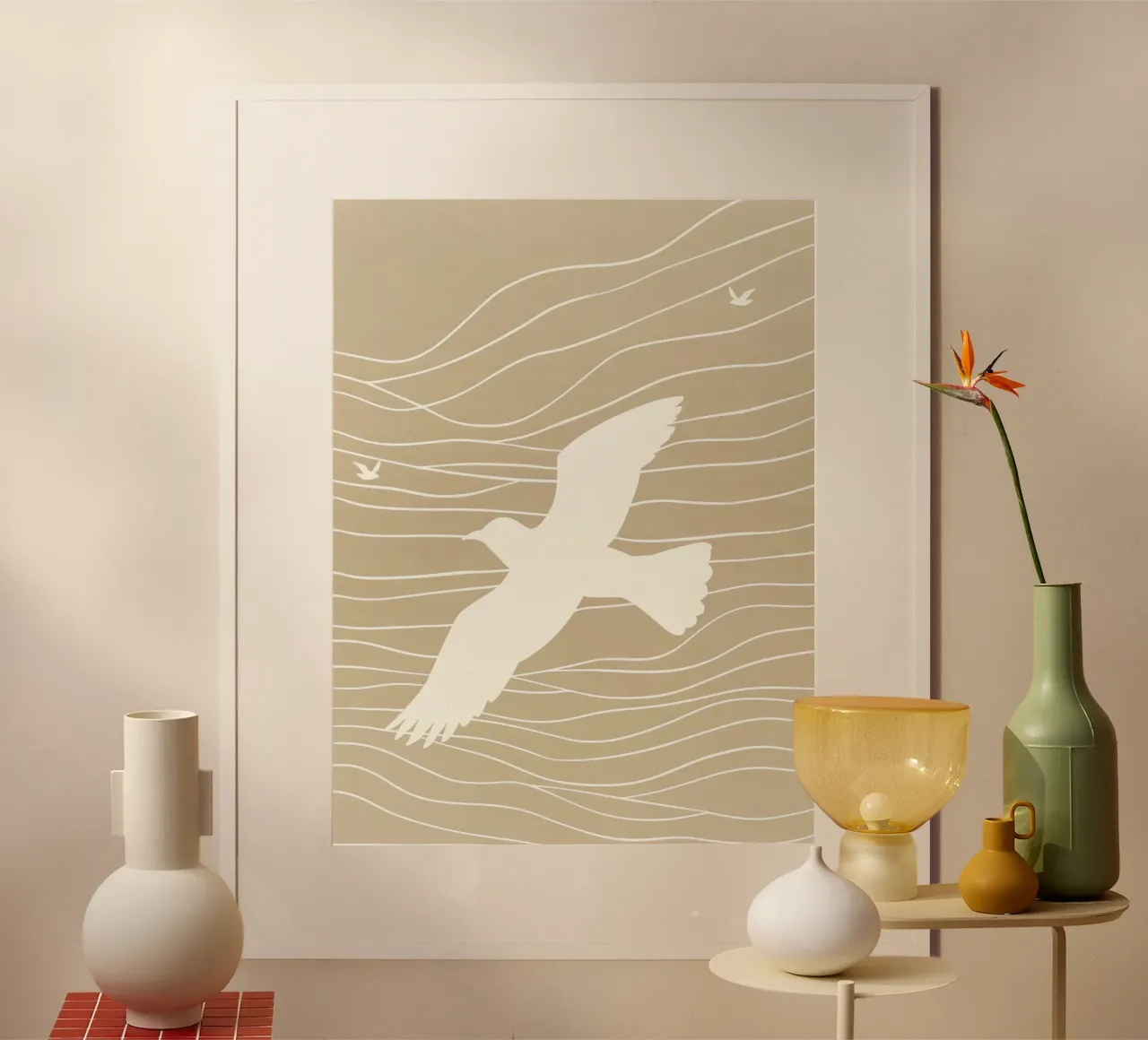 Vuelo Libre | Pájaros en Vuelo Minimalismo Beige Line Art poster con marco de plástico de Autofocus