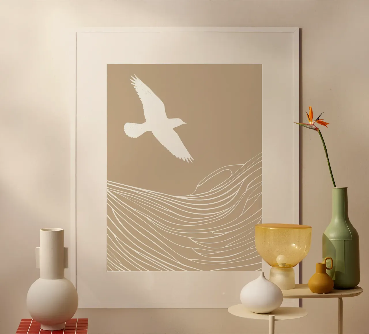 Vuelo de gaviota | Arte lineal marítimo en beige poster con marco de plástico de Autofocus