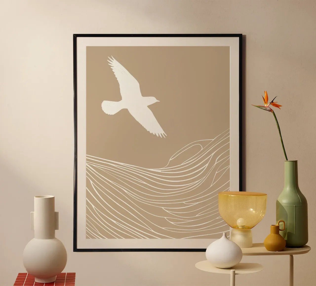 Vuelo de gaviota | Arte lineal marítimo en beige poster con marco de plástico de Autofocus