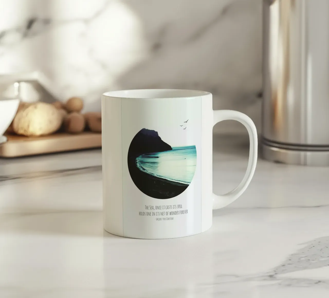 The Sea tazza in ceramica da Ingrid Beddoes