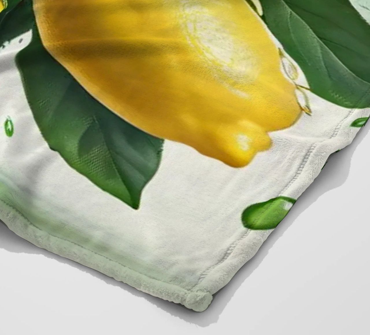 Mezzi limoni brillanti che erompono con succo e spruzzi coperta in pile da DesignDoodle