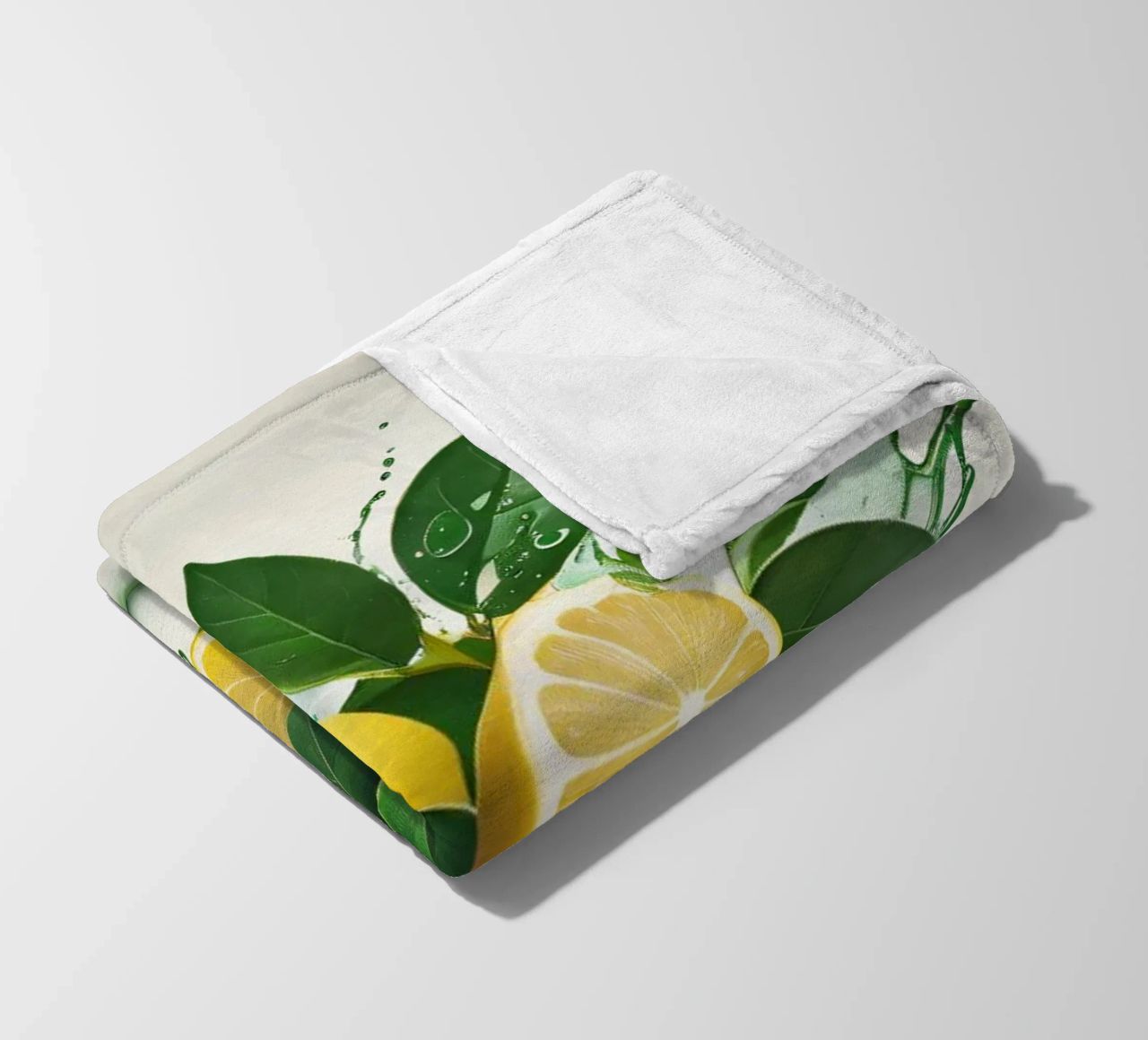 Mezzi limoni brillanti che erompono con succo e spruzzi coperta in pile da DesignDoodle