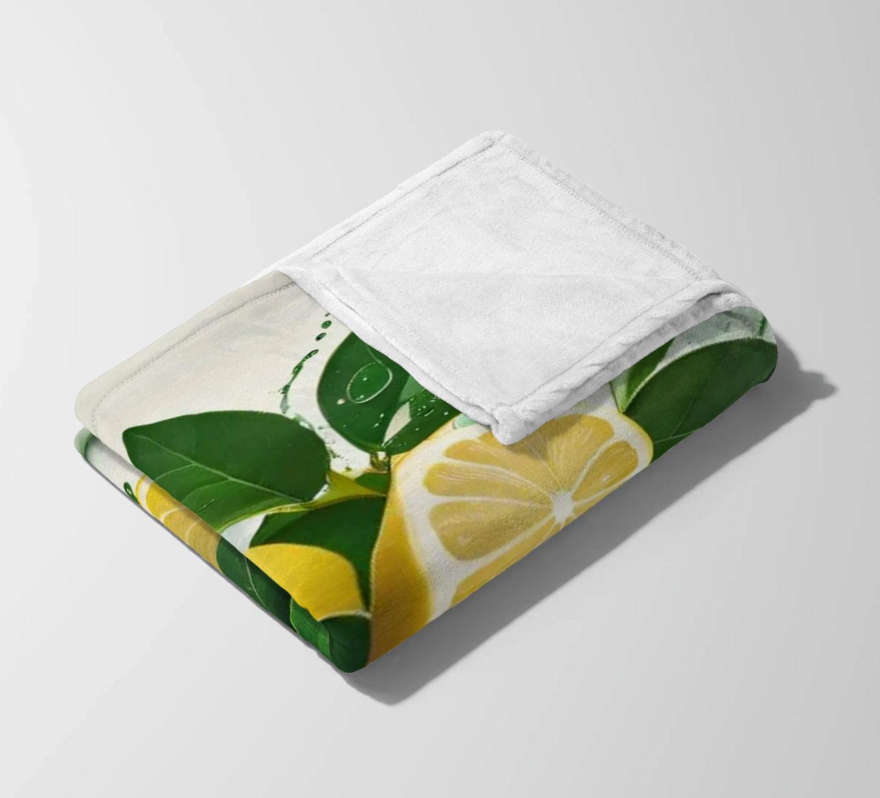 Mezzi limoni brillanti che erompono con succo e spruzzi coperta in pile da DesignDoodle
