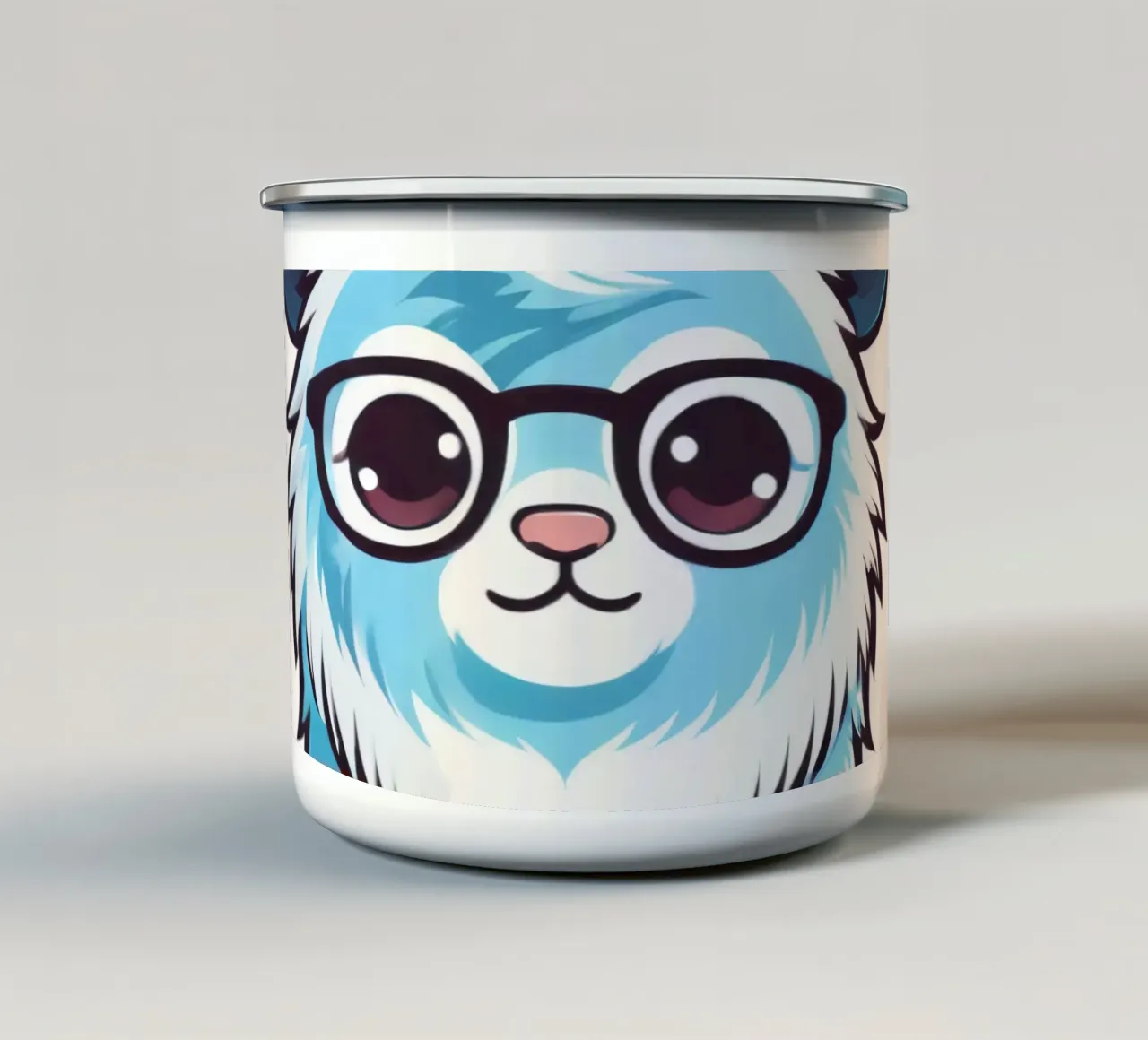 Simpatica creatura pelosa blu con occhiali in una grafica giocosa tazza in smalto da DesignDoodle