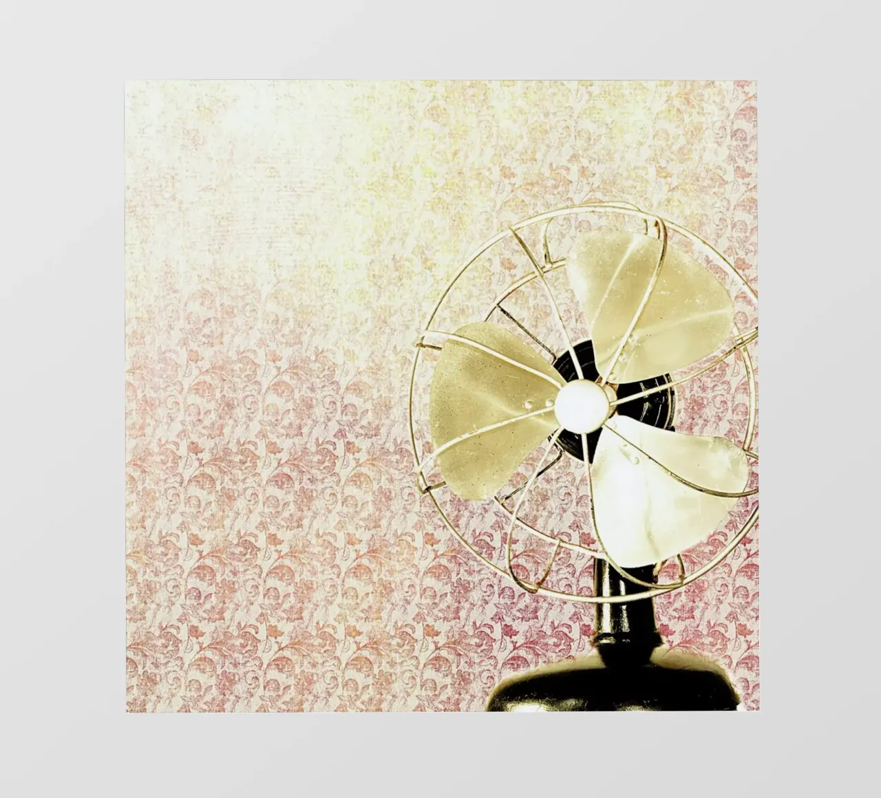 Retro Fan pellicola backlit da Keri Bevan
